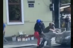 Haos u centru Beograda: Jurio i bacao se pred autom koji je srušio devojku s motora (VIDEO)