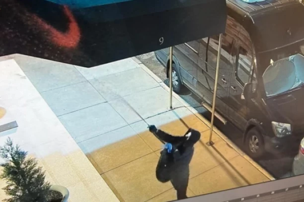 NAPADNUT RUSKI KONZULAT U NJUJORKU: Dva maskirana lica prišla i uradila OVO! (FOTO)