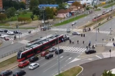 UŽAS NA NOVOM BEOGRADU: Tramvaj naleteo na čoveka! (VIDEO)