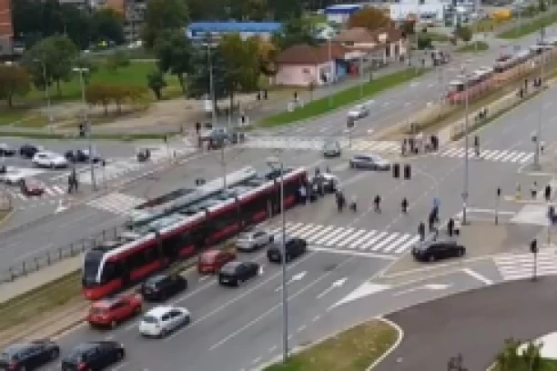UŽAS NA NOVOM BEOGRADU: Tramvaj naleteo na čoveka! (VIDEO)