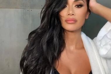 U KRZNU I KRISTALIMA A SVE SE VIDI: Bez ijedne operacije pevačica oduvala i duplo mlađe - Sevaju gole noge i grudi! (FOTO)