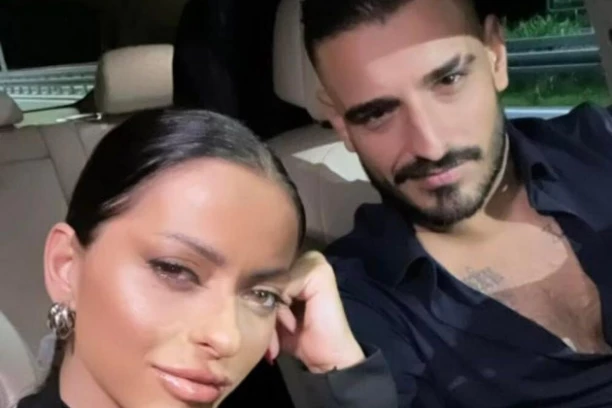 CVETA LJUBAV KOD DARKA LAZIĆA: Folker dohvatio zgodnu devojku pred svima, pršte poljupci na sve strane (FOTO)