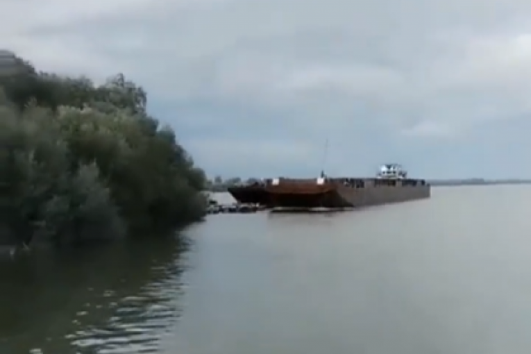 TERETNI BROD PLUTA BEZ KONTROLE! Drama na Dunavu kod Vinče! (VIDEO)