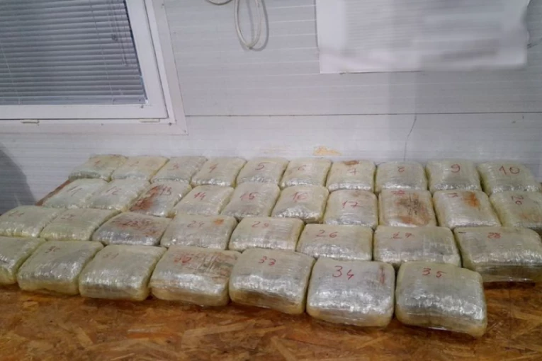 OPTUŽNICA PROTIV KRIJUMČARA: Interventna patrola pronašla i zaplenila 29 kilograma marihuane!