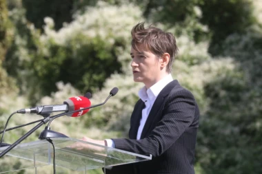 UDARNA PORUKA PREMIJERKE: Pritisci na Srbiju srazmerni su licemerju velikih sila