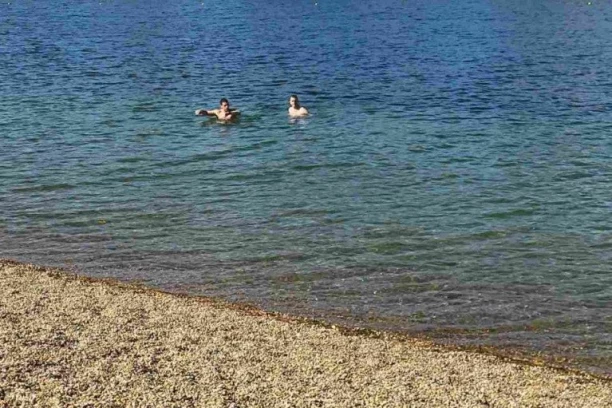 KAO DA JE LETO! Kupači na Adi Ciganliji u oktobru (FOTO/VIDEO)