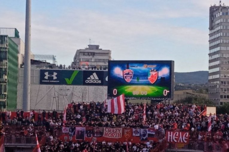 FOTO UBOD! Fudbalska ludnica u Novom Sadu, Zvezda IGRA - navijači sa krovova zgrada prate meč! (VIDEO+FOTO)
