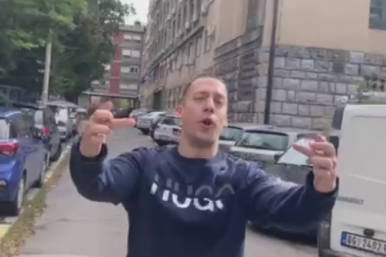 Baka Prase na SASLUŠANJU! Jutjuberovo PROSTAČKO ponašanje zgrozilo javnost, ispred policije pokazuje SREDNJI PRST! (VIDEO)