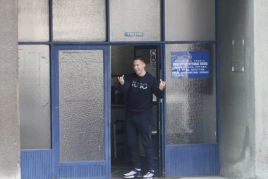 PALA KAZNA! Baka Prase UNEZVEREN nakon DVA SATA provedenih u stanici, molio da ga sprovedu na drugi izlaz!