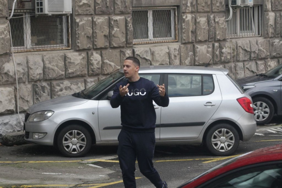 Baka Prase pravi haos ispred policijske stanice
