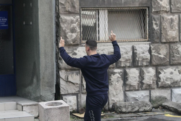 Baka Prase pokazuje srednji prst