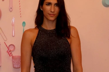 VRELA JELISAVETA ORAŠANIN, GRUDI PREKRILA SAMO CRNIM TRAKICAMA: Društvene mreže gore, muškarci gledaju i ne veruju!