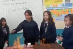 ŠOK SCENA NA ČASU HEMIJE: Nastavnik hteo da izvede eksperiment pa zapalio učenike (VIDEO)