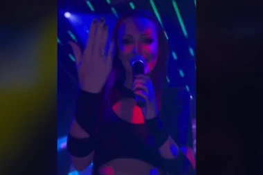 PRIJOVIĆKA ZAPROŠENA NA NASTUPU! Pevačica dobila prsten, a njena reakcija je HIT! (FOTO)