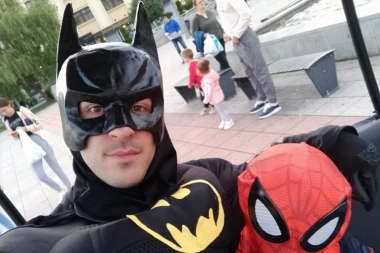 ČAČAK IMA SVOG SUPERHEROJA! Decu ulicama grada prevozi Betmen lično u neobičnom betmobilu! (FOTO)
