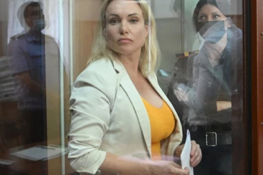RUSKA OPOZICIONA NOVINARKA NA CRNOJ LISTI KREMLJA: Podigla je transparent protiv napada na Ukrajinu, a sada je na saveznoj poternici! (VIDEO)