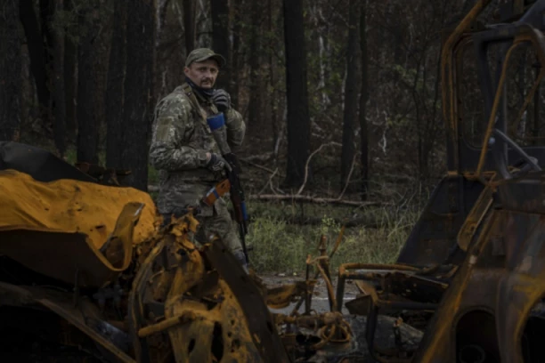 RUSI NAPALI KAFIĆ U KOM SU OFICIRI SLAVILI IMENOVANJE SIRSKOG! Kod Harkova ih sačekao PAKAO!