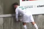 DA SE NAJEŽIŠ! Horor - fudbaler udario glavom u betonski zid! Završio u bolnici, poznato u kom je stanju! (VIDEO)
