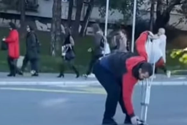 NA ŠTAKAMA JE STAJAO NA SRED ULICE: Zbog OVOG gesta čoveku ceo Beograd skida kapu! (VIDEO)