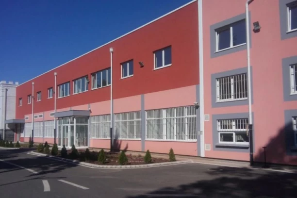 DOBIO VEŠ MAŠINU I POPRAVKU AUTOMOBILA! Službenik KPZ Niš udaljen sa posla: Osuđeniku omogućio bolji tretman za vredne usluge!