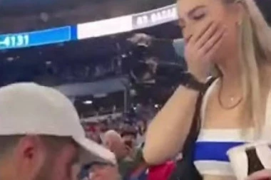 OD LJUBAVI DO MRŽNJE LINIJA JE TANKA: Zaprosio je devojku na stadionu, a njen odgovor je šokirao sve prisutne - evo šta je uradila! (VIDEO)