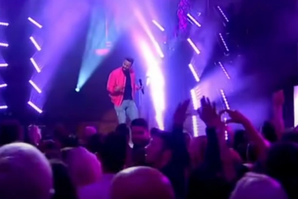 "Krio sam da sam VIDOVIT i da komuniciram sa svojim PRECIMA": Njegove HITOVE ste obožavali, a pevač je priznanjem ŠOKIRAO sve! (FOTO)