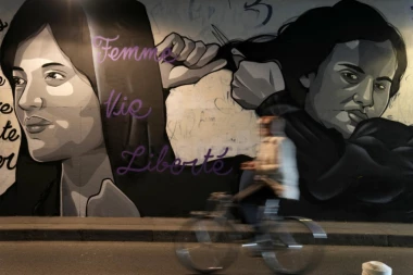 POBUNA DEVOJČICA U IRANU: Sve učenice poskidale hidžabe - uzvikivale "smrt diktatoru" (VIDEO)