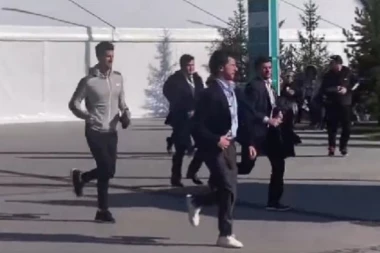 URNEBESAN SNIMAK: Novak se sprema za meč, a obezbeđenje "na aparatima" - Đoković je HIT u Astani! (VIDEO)