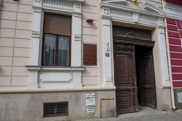 JEZIVO PONAŠANJE ZAPOSLENIH U CENTRU ZA SOCIJALNI RAD U VRŠCU! Majka plače, građani protestuju, a oni im se smeju!