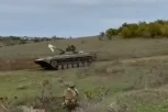RUSI DIGLI BELU ZASTAVU! Ukrajinska zaseda kod Hersona, pogledajte kako se BMP-2 našao u poziciji bez izlaza! (VIDEO)