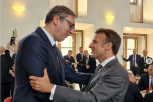 SRDAČAN SUSRET! Predsednik Vučić se sastao sa Emanuelom Makronom u Pragu (FOTO)