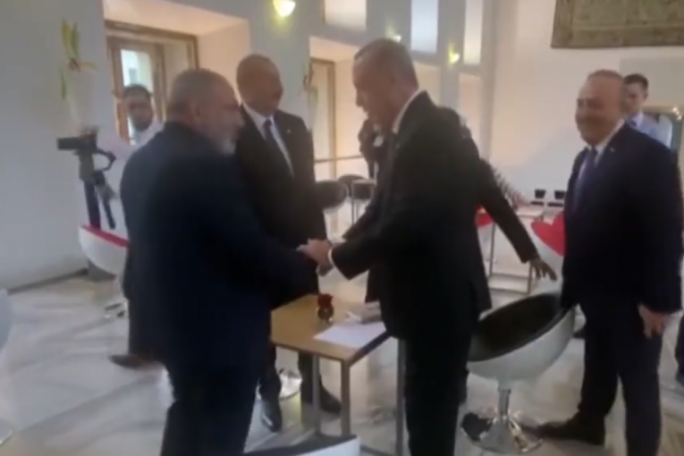 ISTORIJSKI SUSRET U PRAGU: Pogledajte kako je izgledalo prvo rukovanje Erdogana i premijera Jermenije! (VIDEO)