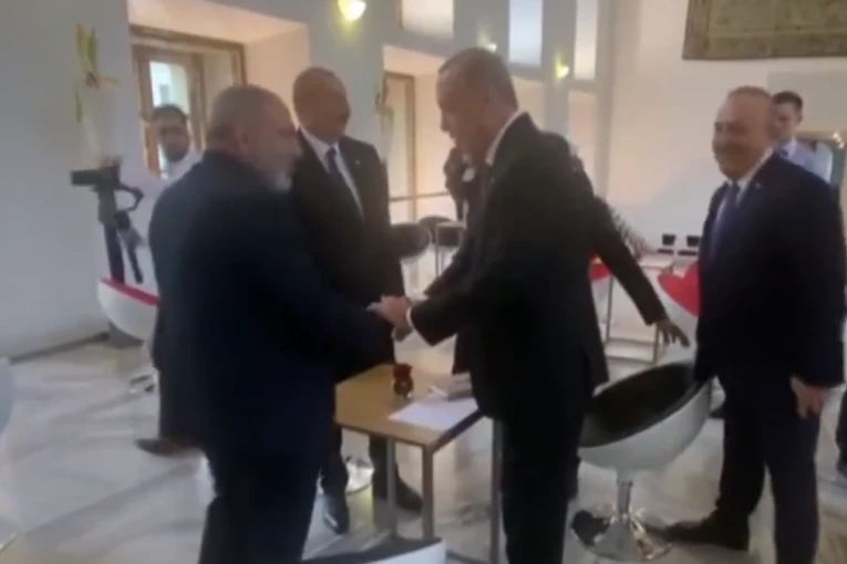 SVI U MARICU! Policija privela više od 50 demonstranata koji su zviždali premijeru