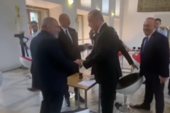 ISTORIJSKI SUSRET U PRAGU: Pogledajte kako je izgledalo prvo rukovanje Erdogana i premijera Jermenije! (VIDEO)