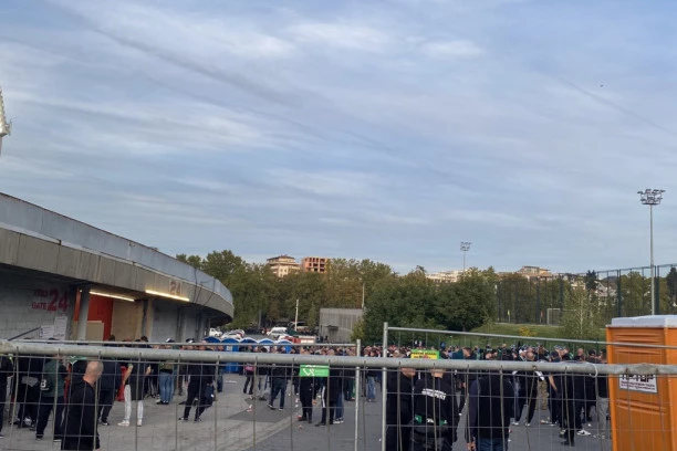 ZATIŠJE PRED BURU: Pogledajte atmosferu ispred Marakane uoči duela Zvezde i Ferencvaroša! (FOTO GALERIJA)