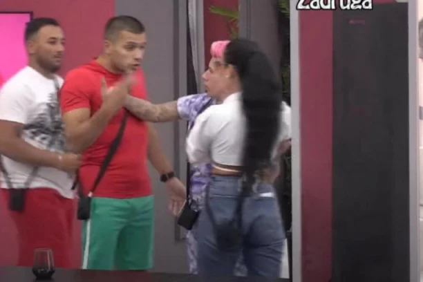 Ivan NASRNUO na Sanju Grujić u Zadruzi, zamalo pala MAKLJAŽA: Uključio se CRVENI ALARM, zadrugari poskakali na noge! (VIDEO)