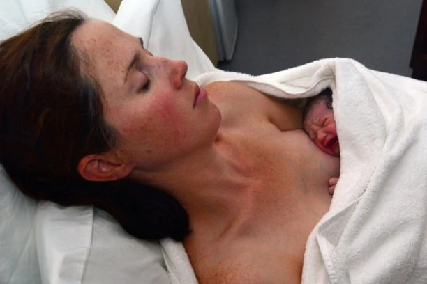 DOK SE PORAĐALA PARTNER JA NAPUSTIO! Niko ne može da veruje šta je radio, ovo je pravi razlog odlaska, odmah ga je OSTAVILA!