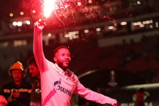 MODNI KRIK: Šta uradi Kanga? Šokantne fotografije Zvezdinog fudbalera! (FOTO GALERIJA)