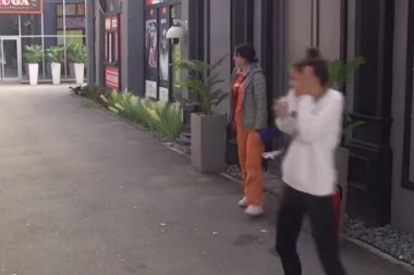 HAOS I LOM NA IMANJU U ŠIMANOVCIMA! Zadrugarka pokušala da POBEGNE, pa počela da RAZBIJA prozore po imanju! (VIDEO)