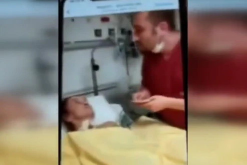 ŠTA NIJE U REDU SA LJUDIMA?! Medicinski radnici maltretiraju bolesnu baku! (UZNEMIRUJUĆ VIDEO)