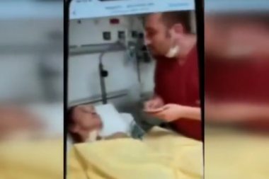 ŠTA NIJE U REDU SA LJUDIMA?! Medicinski radnici maltretiraju bolesnu baku! (UZNEMIRUJUĆ VIDEO)
