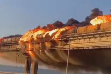 RUSKI MEDIJI TVRDE: Na Krimskom mostu se zapalila CISTERNA SA GORIVOM! (VIDEO)