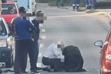 TEŠKA SAOBRAĆAJKA U JAJINCIMA! Sudarilo se više vozila, motociklista leži nepomičan na putu! (FOTO)