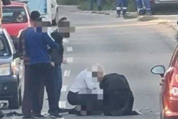 TEŠKA SAOBRAĆAJKA U JAJINCIMA! Sudarilo se više vozila, motociklista leži nepomičan na putu! (FOTO)