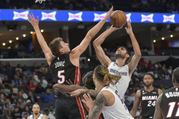 NIJE JOKIĆ, VEĆ JOVIĆ: Nikolin savršeni ples NBA parketima - mladi Srbin krči put ka zvezdama!