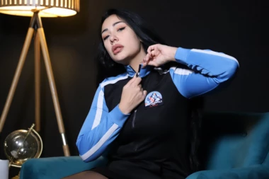 ŠOKANTNO IZDANJE SANJE VUČIĆ, POJAVILA SE SAMO U NAJLON ČARAPAMA: Svi su gledali u njen donji deo tela, šta ti bi devojko?! (FOTO)