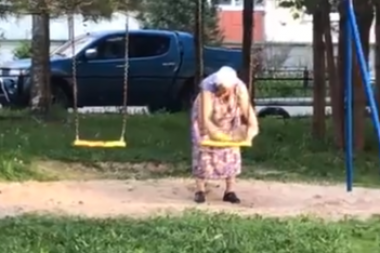 ZAR SMO OVOLIKO POSRNULI KAO LJUDI: Žena izmetom maže ljuljaške u dečjem parkiću (VIDEO)