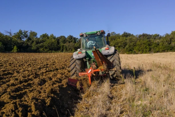 TRAGEDIJA U SELU KOD BRUSA! Prevrnuo se traktor na livadi, poginuo vozač