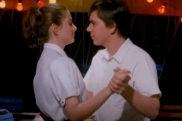 PAMTIMO JE PO VRELIM SCENAMA U "VARLJIVOM LETU": Glumica danas ima 61 GODINU, a i dalje izgleda NEVEROVATNO! (FOTO)