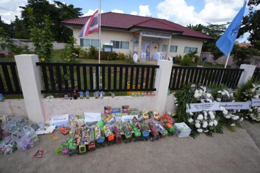 DEVOJČICA (3) JEDINA PREŽIVELA MASAKR U VRTIĆU NA TAJLANDU: Mislila je da joj drugari spavaju, VAPAJ roditelja razara dušu! (FOTO)